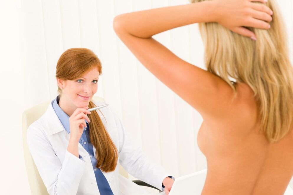 konzultace s lékařem před augmentací prsou